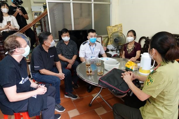 Hộ gia đình bà Thúy thực hiện chuyển giao ba cá thể gấu cuối cùng. (Ảnh: AFF). Ba cá thể gấu nuôi nhốt cuối cùng ở Lạng Sơn được về trung tâm cứu hộ -0