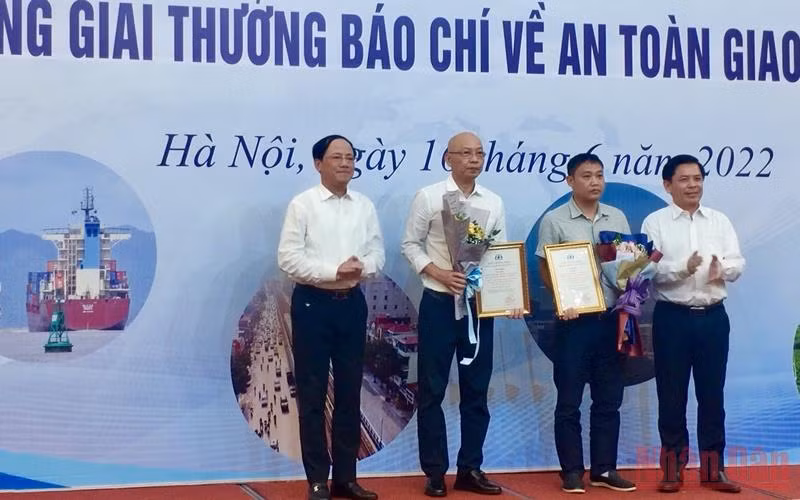 Đại diện Ủy ban An toàn giao thông quốc gia trao giải nhất cho các tác giả đoạt giải. 