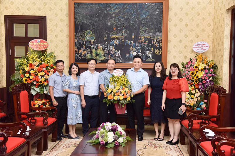 Các cơ quan, đơn vị thăm và chúc mừng Báo Nhân Dân -0