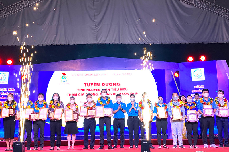 Lãnh đạo Liên đoàn Lao động Thành phố Hồ Chí Minh tuyên dương 50 gương tình nguyện viên tiêu biểu là đoàn viên Công đoàn tham gia công tác phòng, chống dịch Covid-19. Thành phố Hồ Chí Minh khai mạc Tháng Công nhân năm 2022 -0