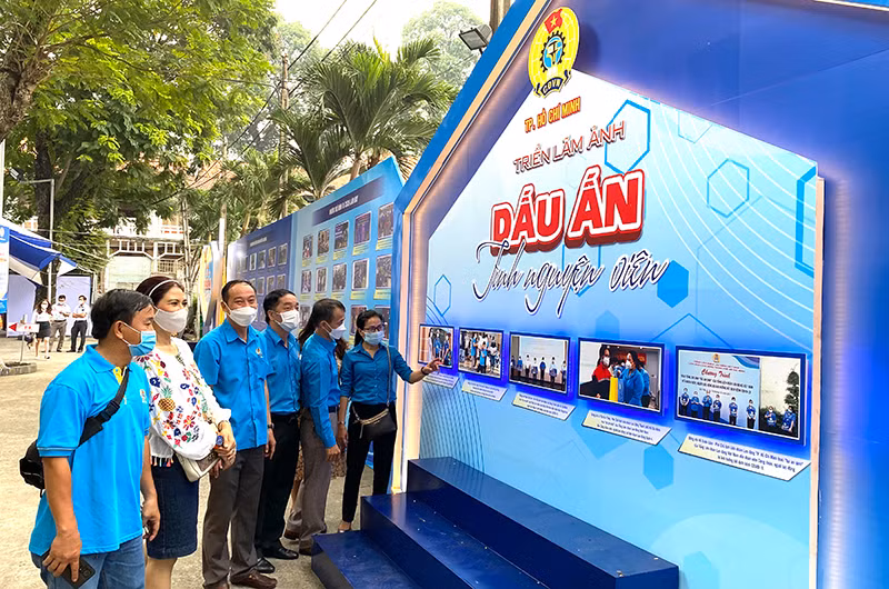 Công nhân viên chức lao động xem triển lãm ảnh tại khai mạc Tháng Công nhân sáng 29/4.