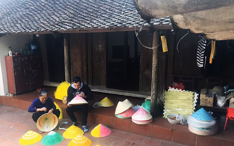 Anh Kiều Cao Dũng cùng bác Doãn Thị Thái chế tác nón từ xương lá bồ đề. 