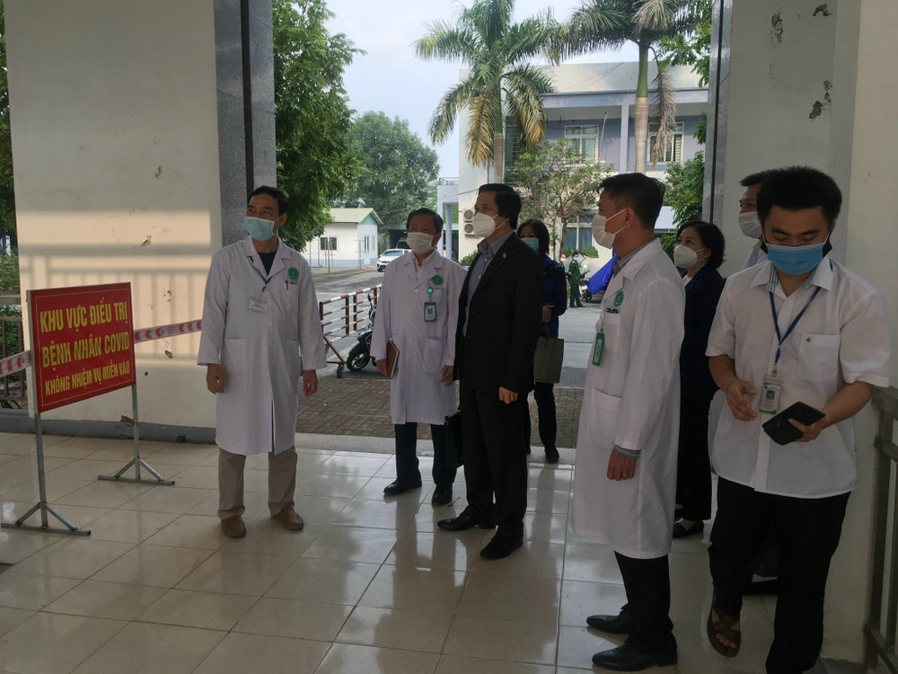 TS Cao Hưng Thái, Phó Cục trưởng Quản lý Khám, chữa bệnh làm Trưởng đoàn kiểm tra số 2 của Bộ Y tế kiểm tra công tác phòng, chống dịch tại Bệnh viện Gia Lâm. 96% bệnh nhân Covid-19 tử vong ở Bệnh viện Thanh Nhàn chưa tiêm vaccine -0