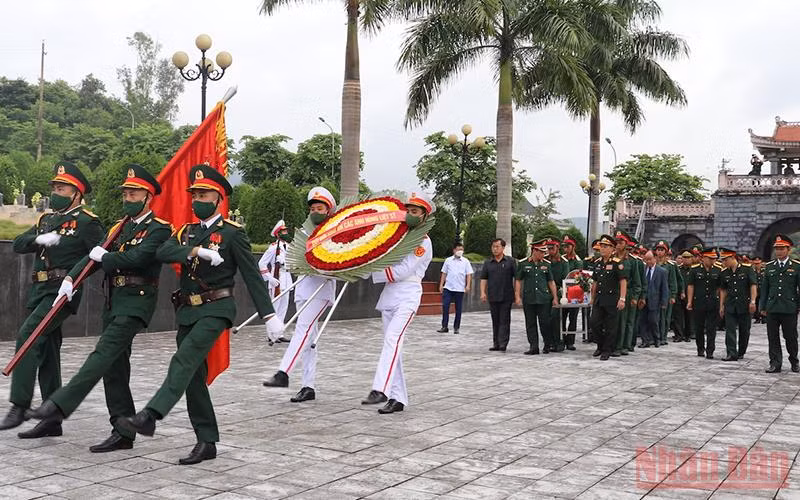 Cán bộ, nhân dân Điện Biên thành kính tổ chức truy điệu và an táng hài cốt các liệt sĩ tại Nghĩa trang liệt sĩ Tông Khao.