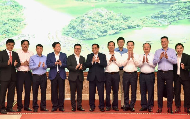 Các đại biểu tham dự buổi gặp mặt chụp ảnh kỷ niệm. (Ảnh: Trần Hải) Báo chí cách mạng luôn đồng hành với Chính phủ trong sự nghiệp phát triển đất nước -0