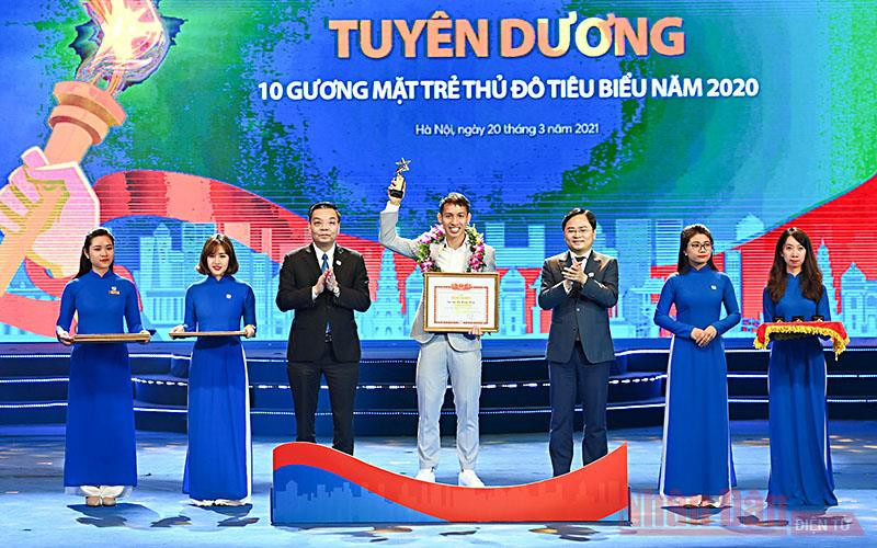 Bí thư thứ nhất T.Ư Đoàn Nguyễn Anh Tuấn và Chủ tịch UBND TP Hà Nội Chu Ngọc Anh trao phần thưởng tặng các Gương mặt trẻ Thủ đô tiêu biểu năm 2020. chu_ngoc_anh-1616225247497.jpg
