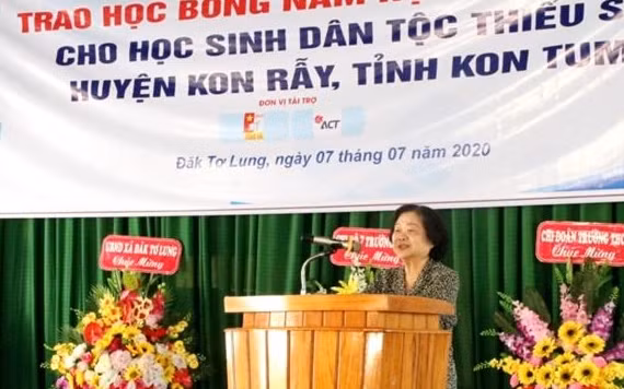 Đồng chí Trương Mỹ Hoa, nguyên Phó Chủ tịch nước, Chủ tịch Quỹ học bổng Vừ A Dính phát biểu tại buổi lễ.