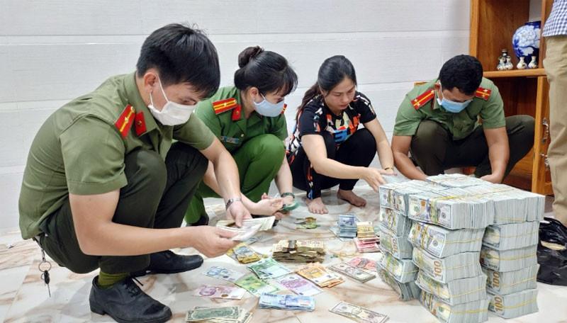 Ngoại tệ thu giữ trong lúc khám xét. Khởi tố, bắt giam 6 bị can liên quan đường dây buôn lậu -0