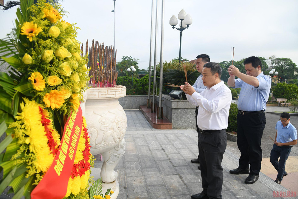 Phó Tổng Biên tập Đinh Như Hoan cùng các thành viên đoàn công tác Báo Nhân Dân thắp hương tưởng niệm các liệt sĩ tại Nghĩa trang liệt sĩ Triệu Phong. Đoàn công tác Báo Nhân Dân dâng hương Nghĩa trang liệt sĩ Triệu Phong -0