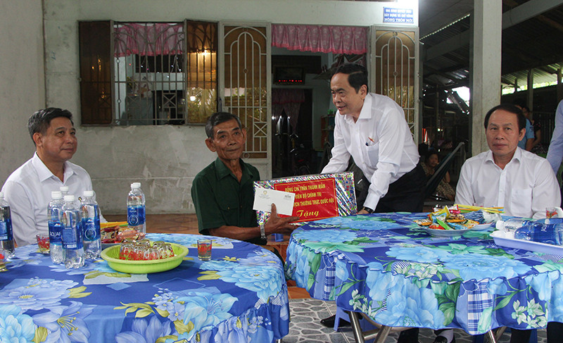 Thăm và tặng quà gia đình chính sách Hà Văn Danh. Phó Chủ tịch Thường trực Quốc hội tiếp xúc cử tri tại huyện Châu Thành (Hậu Giang) -0