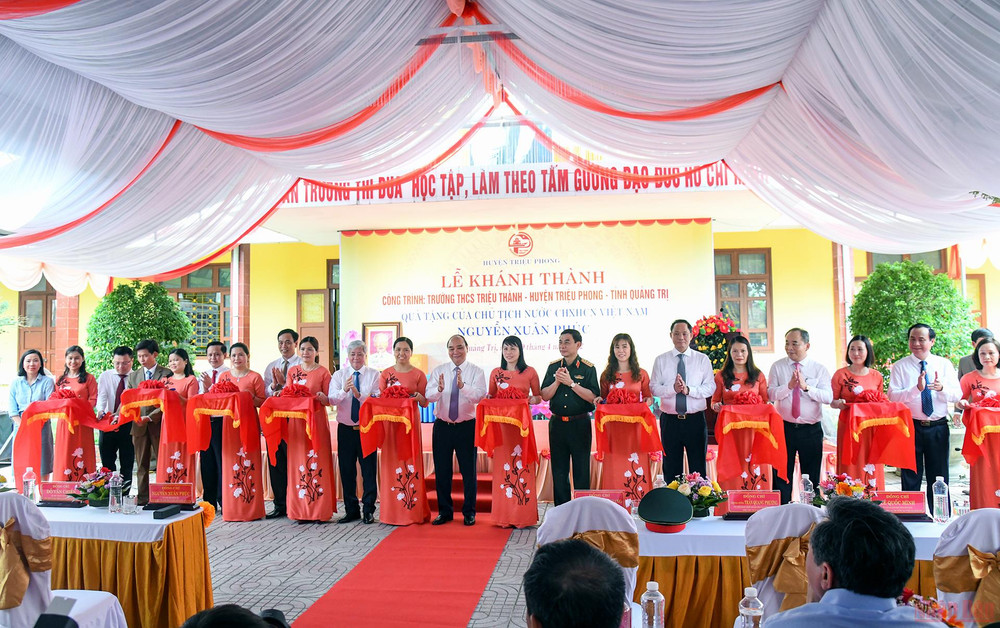 Chủ tịch nước Nguyễn Xuân Phúc cùng các đại biểu cắt băng khánh thành khu nhà học bộ môn Trường THCS Triệu Thành, huyện Triệu Phong, tỉnh Quảng Trị. (Ảnh: THÀNH ĐẠT) Chủ tịch nước Nguyễn Xuân Phúc dâng hương Thành cổ Quảng Trị và Khu lưu niệm Tổng Bí thư Lê Duẩn -0