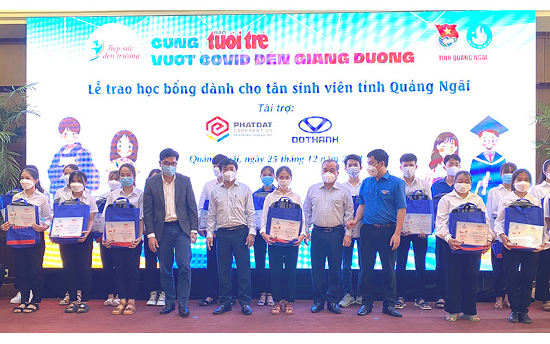 Trao học bổng cho các tân sinh viên nghèo ở Quảng Ngãi.