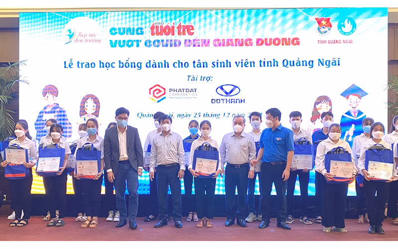 Trao học bổng cho các tân sinh viên nghèo ở Quảng Ngãi.