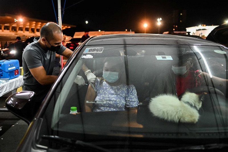 Tiêm liều vaccine tăng cường phòng Covid-19 ở Manila, Philippines, ngày 14/1/2022. (Ảnh: REUTERS) Chương trình COVAX đạt mốc phân phối 1 tỷ liều vaccine ngừa Covid-19 -0