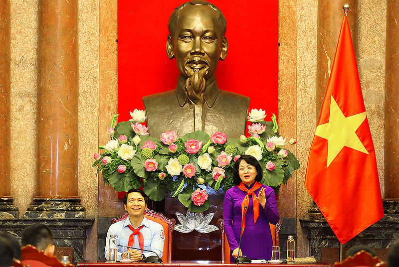 Đồng chí Đặng Thị Ngọc Thịnh phát biểu ý kiến tại buổi gặp mặt. Xứng đáng “Cháu ngoan Bác Hồ” của quê hương cách mạng -0