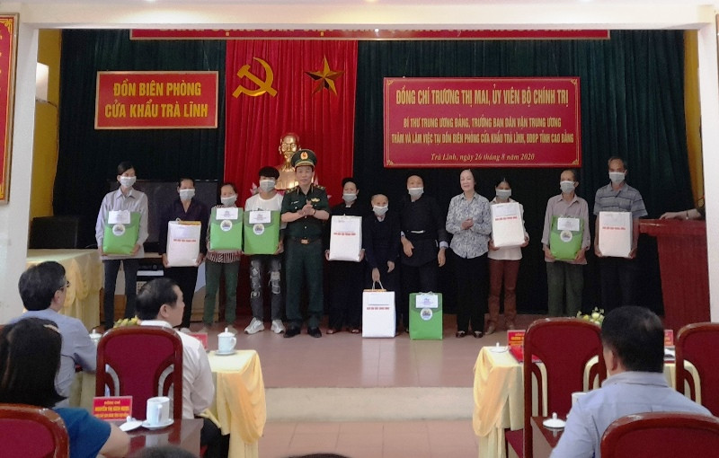 Đồng chí Trương Thị Mai và lãnh đạo Bộ Tư lệnh BĐBP tặng quà đối tượng chính sách thị trấn Trà Lĩnh, huyện Trùng Khánh. 5356.jpg -0