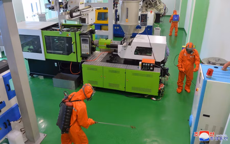 Phun khử khuẩn tại 1 xưởng sản xuất ở Triều Tiên. (Ảnh: KCNA)