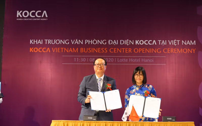 Đại diện KOCCA Việt Nam ký kết hợp tác với đại diện doanh nghiệp tại Việt Nam.