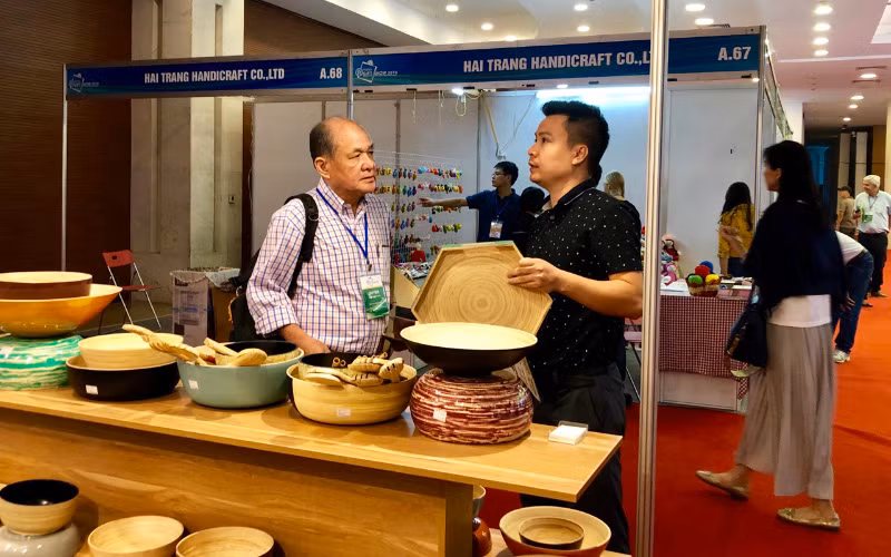 Khách tham quan, tìm hiểu sản phẩm thủ công mỹ nghệ tại Hội chợ Hanoi Gift Show 2019.
