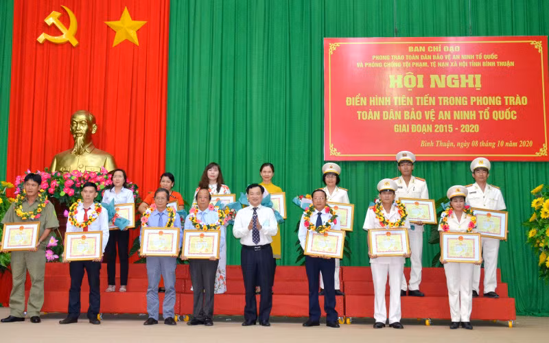 Các tập thể và cá nhân có thành tích xuất sắc trong thực hiện Quyết định số 521/QĐ-Ttg của Thủ tướng Chính phủ về “Ngày hội toàn dân bảo vệ an ninh Tổ quốc” giai đoạn 2015-2020 được Chủ tịch UBND tỉnh Bình Thuận tặng Bằng khen.