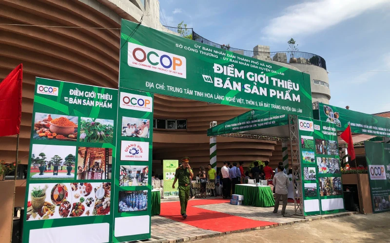 Điểm trưng bày, giới thiệu và bán sản phẩm OCOP tại xã Bát Tràng, huyện Gia Lâm, Hà Nội.