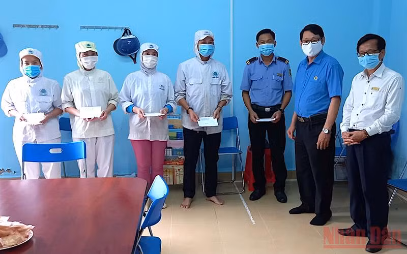 Liên đoàn Lao động Cà Mau hỗ trợ cho công nhân thuỷ sản thực hiện phương án sản xuất “3 tại chổ”.