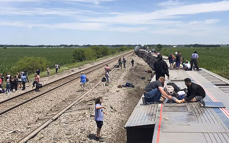 Đoàn tàu va chạm với một xe tải. (Ảnh: AP)