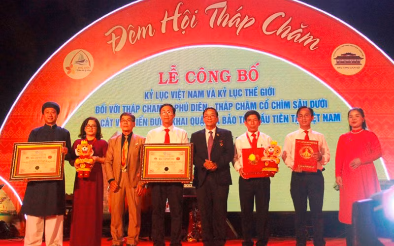 Trao chứng nhận xác lập kỷ lục Việt Nam đối với Tháp Phú Diên.