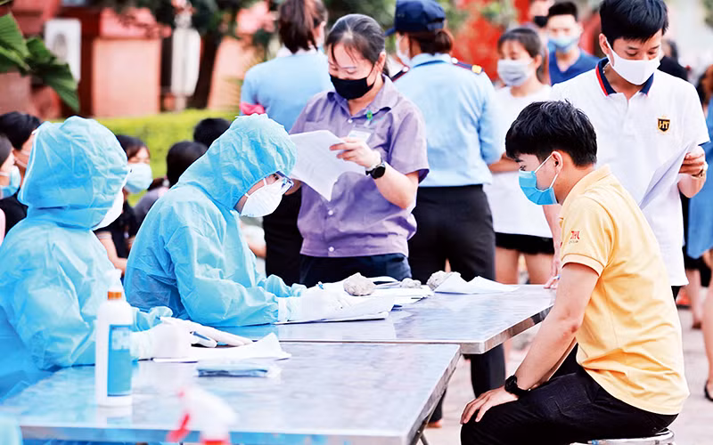 Lực lượng y tế xét nghiệm cho người dân thôn Bầu, xã Kim Chung, Đông Anh (Hà Nội). Ảnh | Nguyễn Hải