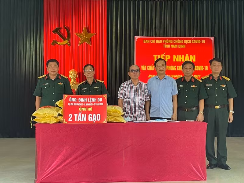Ông Đinh Lệnh Dư ủng hộ hai tấn gạo cho công tác phòng, chống dịch Covid-19 tại Ủy ban MTTQ Việt Nam tỉnh Nam Định.