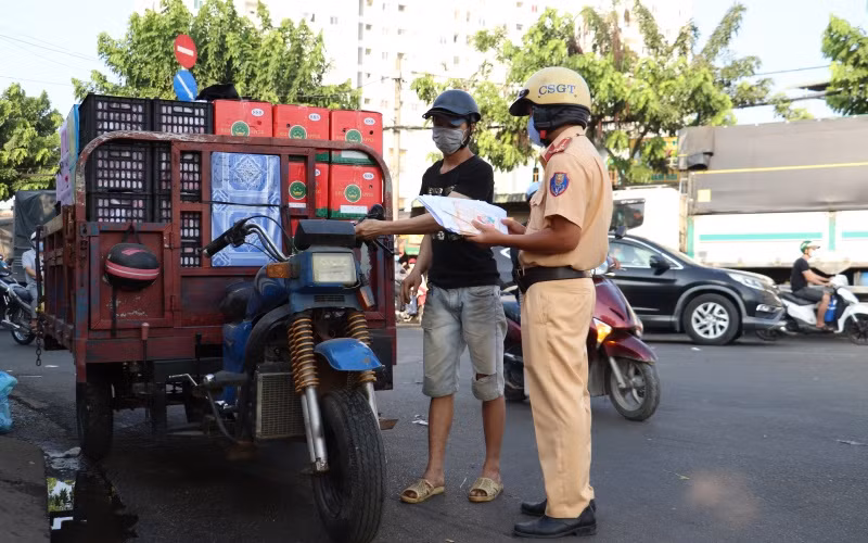 Một xe ba bánh tự chế dùng để chở hàng bị lực lượng CSGT kiểm tra, xử phạt.