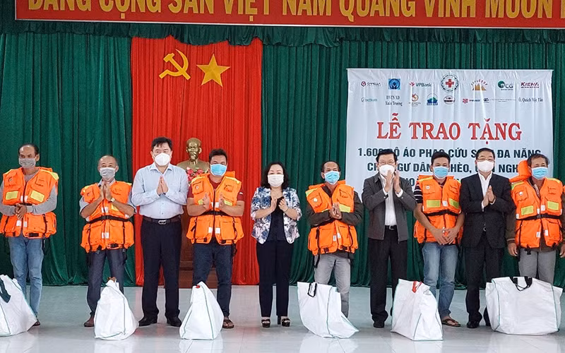 Nguyên Chủ tịch nước Trương Tấn Sang cùng lãnh đạo Hội chữ thập đỏ Việt Nam và lãnh đạo tỉnh Phú Yên trao tặng áo phao cho ngư dân nghèo, khó khăn ở Phú Yên.