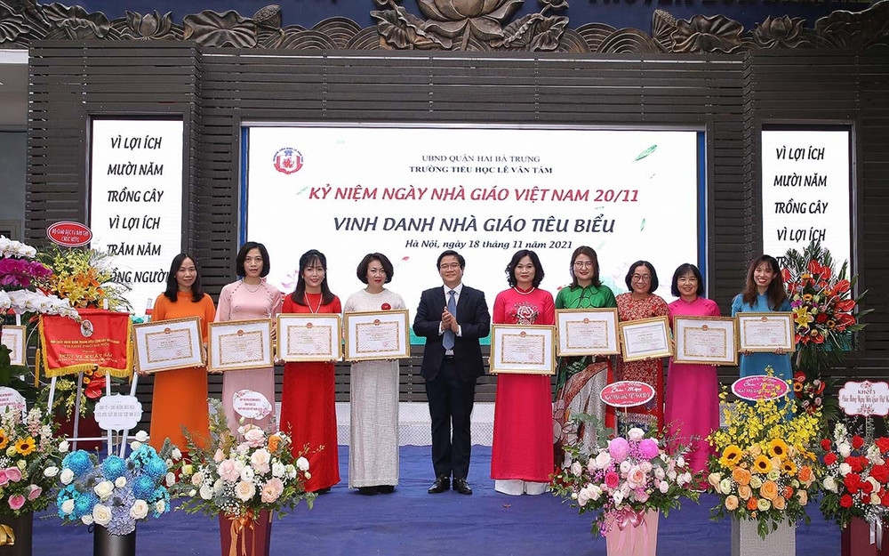 Vinh danh các nhà giáo tiêu biểu năm học 2020-2021. Trường Tiểu học Lê Văn Tám vinh dự đón nhận Bằng khen của Thủ tướng Chính phủ -0