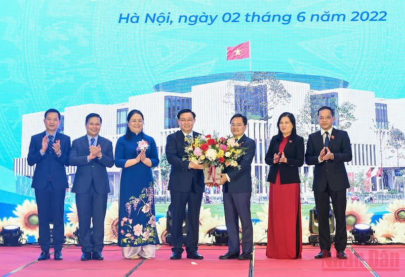 Chủ tịch Quốc hội Vương Đình Huệ tặng hoa Nhóm đại biểu Quốc hội trẻ khóa XV. (Ảnh: Duy Linh) “Tâm trong-Trí sáng-Hoài bão lớn”, tham gia xây dựng và phát triển đất nước -0