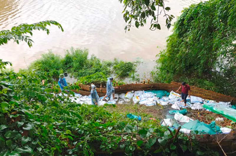 Lực lượng chức năng khắc phục sự cố sạt lở. Ảnh: TRỌNG TÙNG