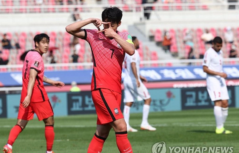 Son Heung Min góp công giúp Việt Nam rộng cửa đi tiếp. (Ảnh: Yonhap)