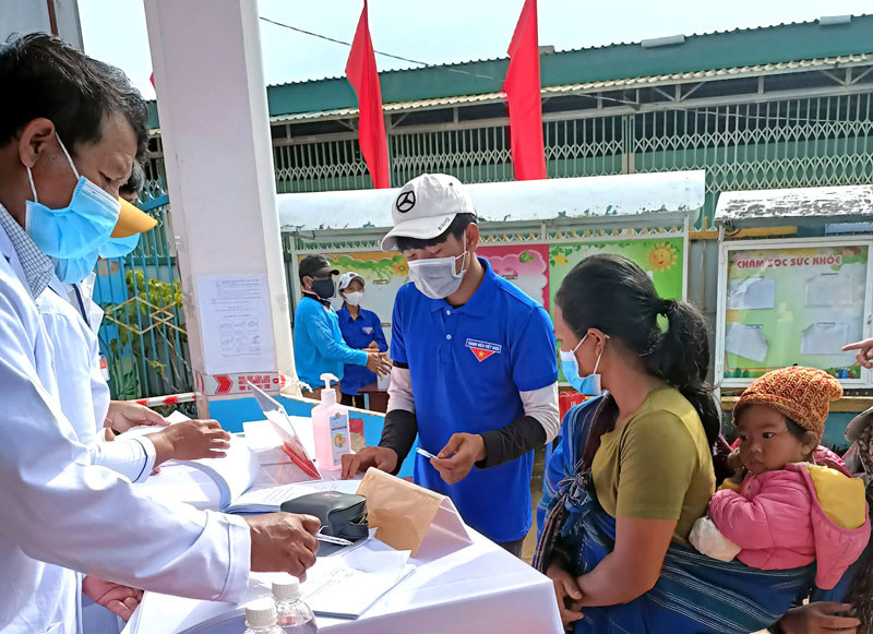 Thực hiện khai báo y tế trước khi tiến hành bỏ phiếu bầu cử. Đồng bào các dân tộc nam Tây Nguyên hòa chung ngày hội non sông -0