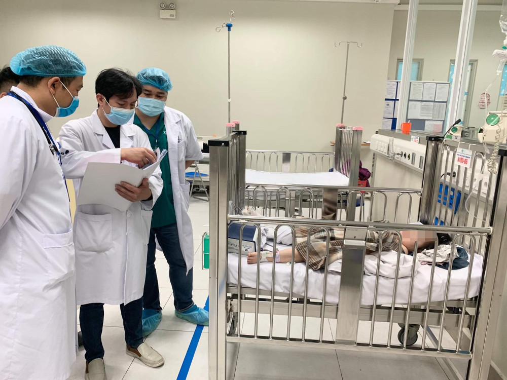 Bệnh nhi đã được nắn chỉnh khớp háng. Bé gái hai tuổi rơi chung cư đã được nắn chỉnh khớp háng -0