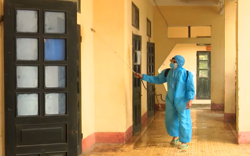 Khử khuẩn trong khu cách ly Đông Khê.