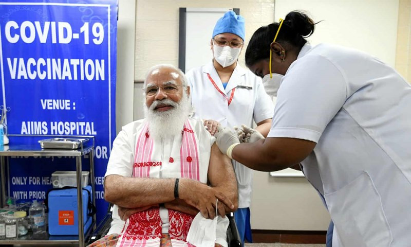 Thủ tướng Ấn Độ Narendra Modi tiêm vaccine ngừa Covid-19 tại New Delhi, ngày 1-3. (Ảnh: Reuters) Thế giới có thể đạt miễn dịch cộng đồng sau 5 năm -0