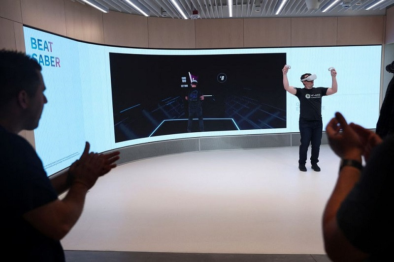 Một người trải nghiệm chơi game Beat Saber với kính thực tế ảo Oculus tại cửa hàng Meta ngày 4/5. (Ảnh: Reuters) Những hình ảnh đầu tiên về cửa hàng bán lẻ thiết bị thực tế ảo của Meta -0