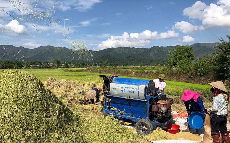 Ngoài ra, Mường Phăng còn hấp dẫn du khách bởi hoạt động sản xuất của đồng bào dân tộc Thái. Về Mường Phăng thăm Sở chỉ huy chiến dịch Điện Biên Phủ -0