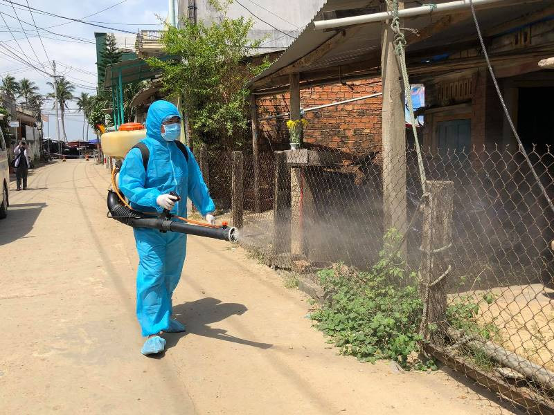 Phun thuốc khử khuẩn khu vực sinh sống của bệnh nhân Covid-19 ở xã Tịnh Kỳ, TP Quảng Ngãi (Quảng Ngãi). dich.jpg -0