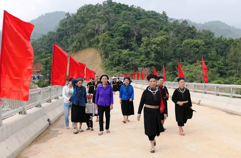 Người dân xã Phương Tiến, huyện Vị Xuyên vui mừng đi qua cây cầu mới hoàn thành, nối liền đôi bờ sông Lô. Hà Giang khánh thành hai công trình chào mừng Đại hội Đảng bộ tỉnh -0