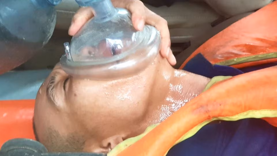 Tiếp tục cứu chín người mắc kẹt trên tàu Vietship 01 -0