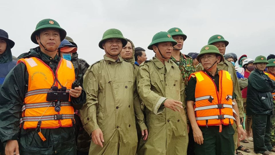 Lực lượng lãnh đạo chỉ huy hiện trường theo dõi, chỉ đạo từng chi tiết vụ cứu nạn. Tiếp tục cứu chín người mắc kẹt trên tàu Vietship 01 -0