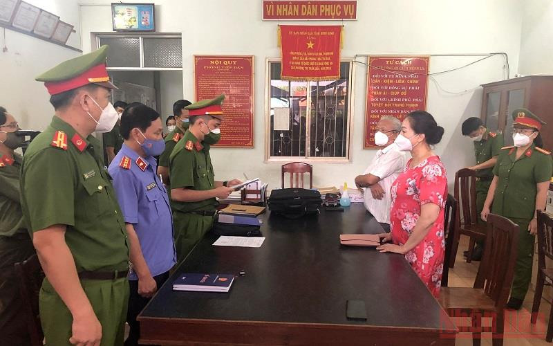 Cơ quan chức năng tống đạt các quyết định khởi tố, lệnh bắt tạm giam và khám xét nơi ở đối với bà Ngô thị Điều.