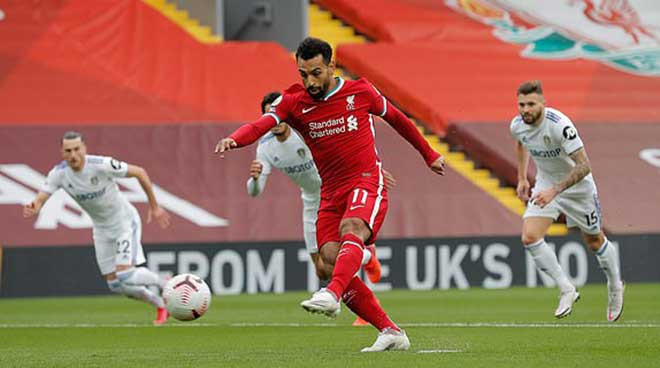 Salah (áo đỏ) lập cú hat-trick giúp Liverpool thắng Leed 4-3.