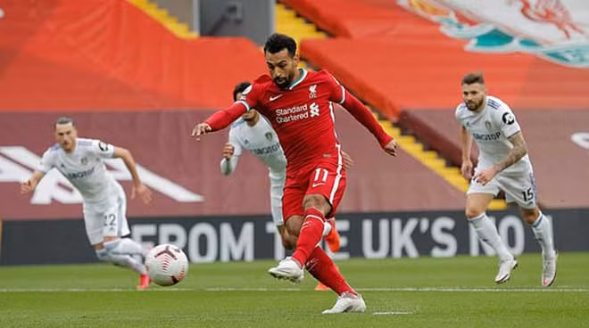 Salah (áo đỏ) lập cú hat-trick giúp Liverpool thắng Leed 4-3.