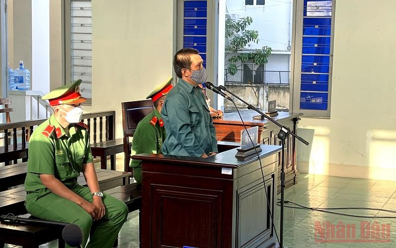 Bị cáo Cao Đức Trung tại phiên tòa xét xử về tội “Lừa đảo chiếm đoạt tài sản”.